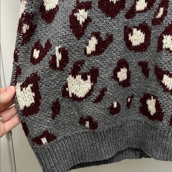 Evereve Oversized Leopard Print Cardigan in Gray and Burgundy - Size XL - Picture 16 of 16